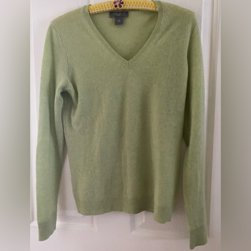 ANN TAYLOR..WOMENS .. CASHMERE 
V-Neck Green Sweater